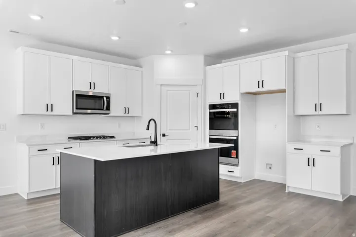 Picture of a model Cali. Not of current listing.