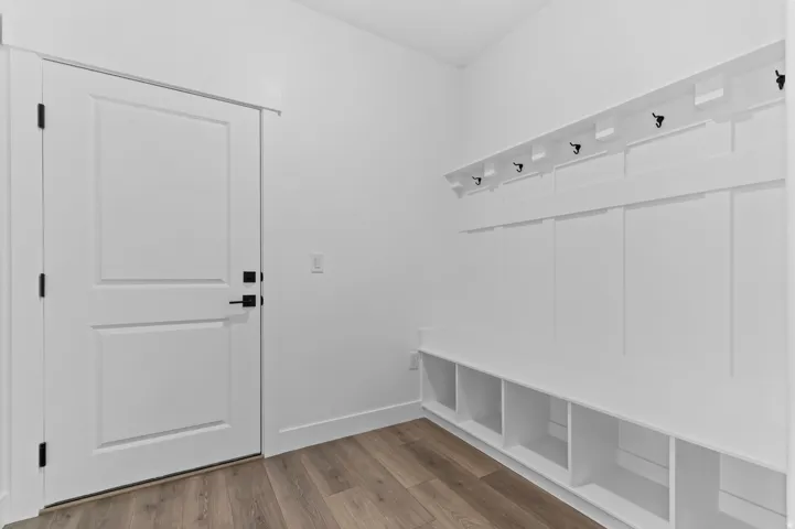 Picture of a model Cali. Not of current listing.