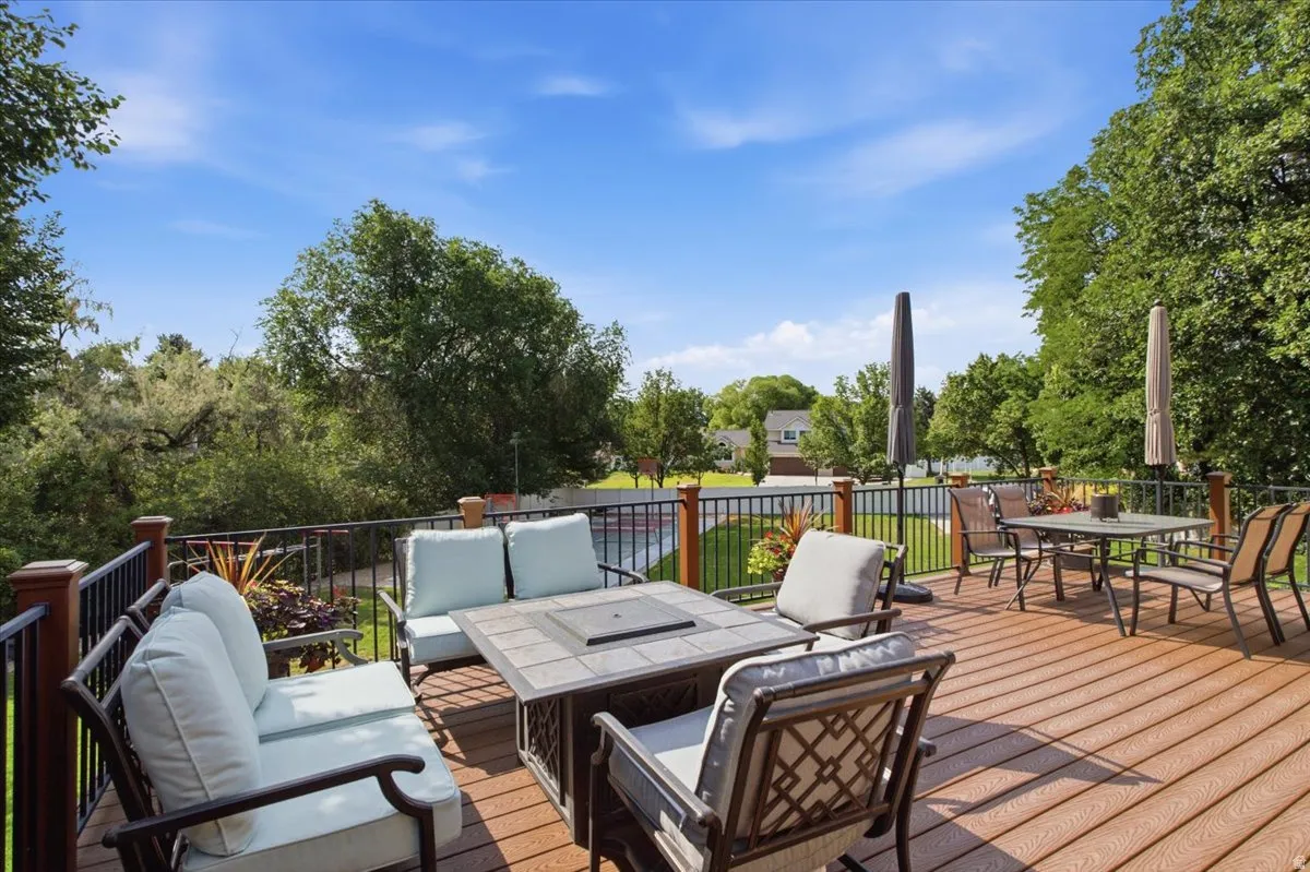 Expansive Trex deck creates an incredible space for outdoor dining, relaxing and entertaining