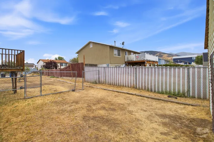 Chain-link fencing with privacy slats