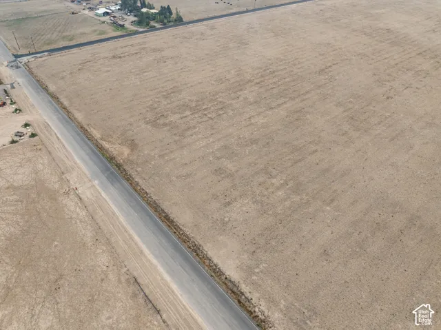 Expansive land parcel with direct road frontage