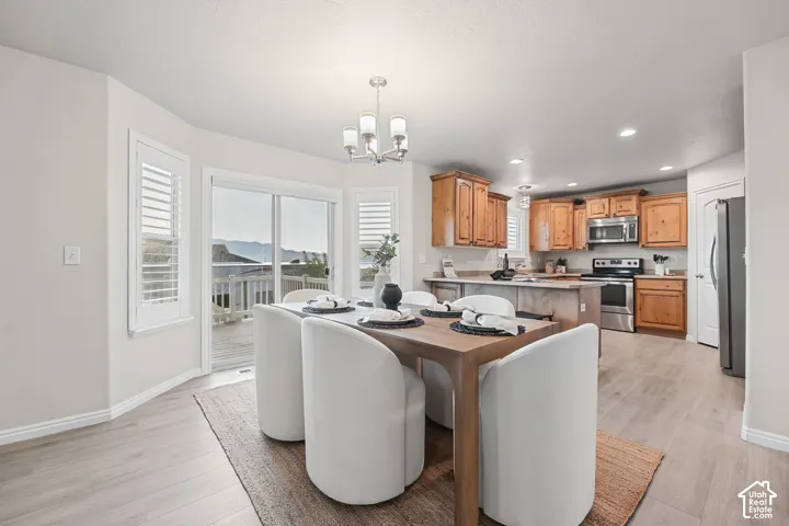 Sunny Dining and Kitchen