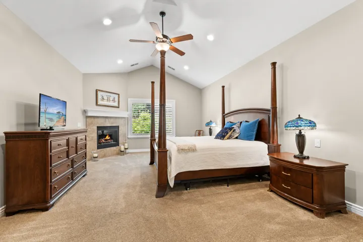 Vaulted ceiling with recessed lighting and ceiling fan
