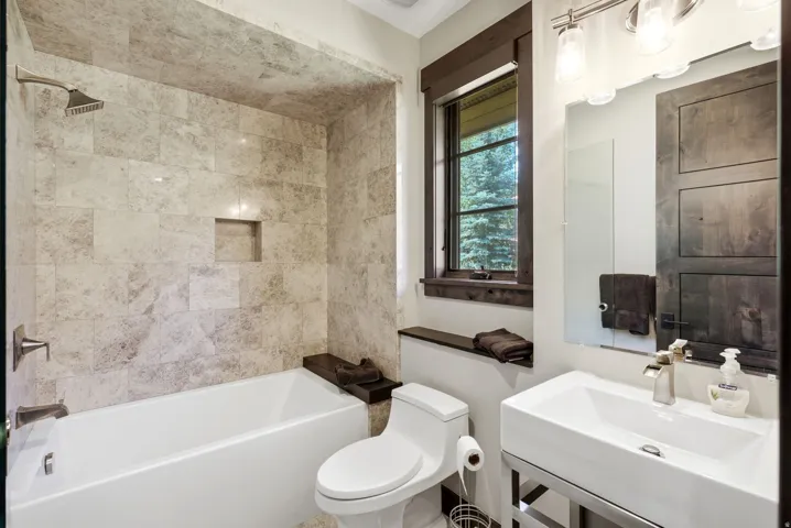 Bathtub with a tiled surround and built-in niche