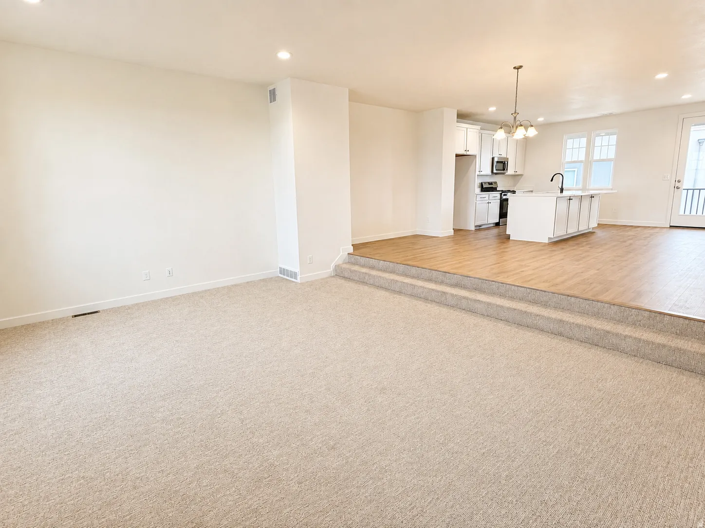 Great room with 10' ceilings