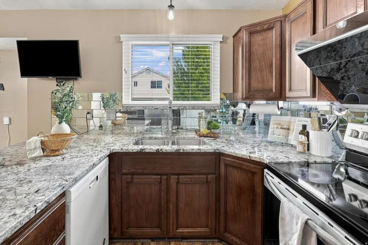 Beautiful kitchen with high end finishes and Fotile vent.