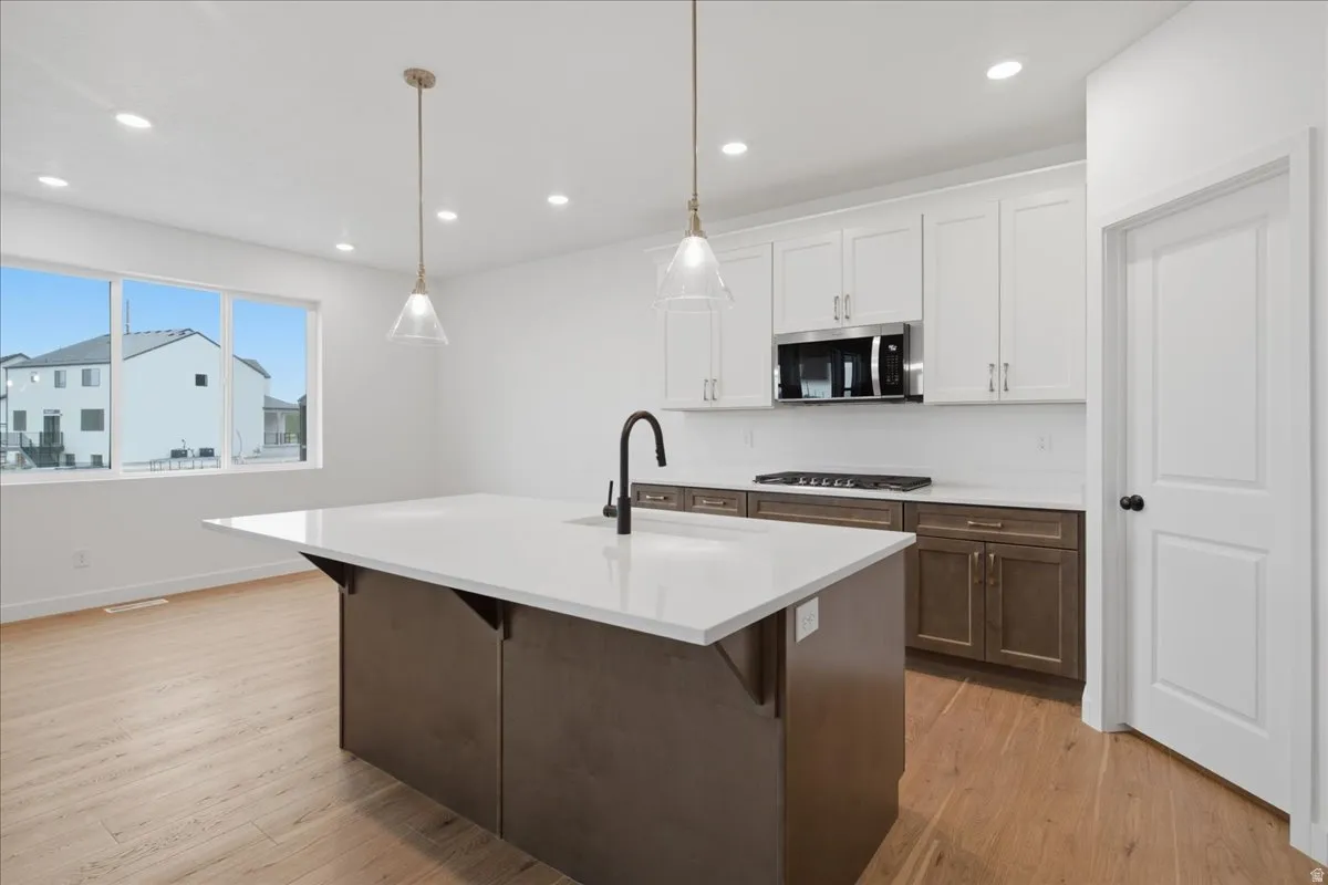 Large Island w/ Quartz Countertops