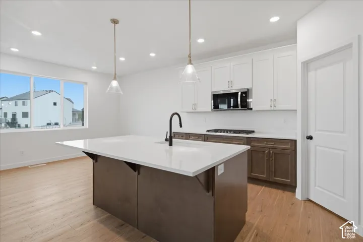 Large Island w/ Quartz Countertops