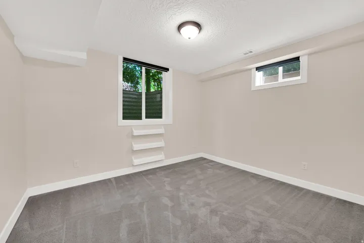 Middle level bedroom