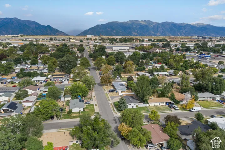 Expansive neighborhood setting with mature trees and mountain scenery