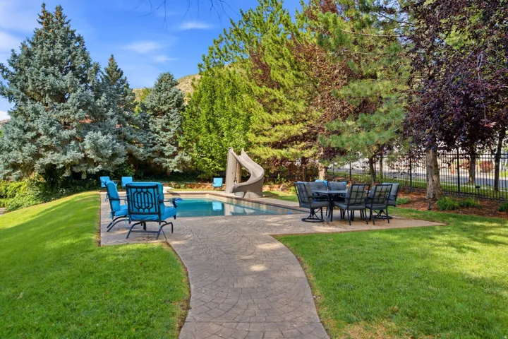 1017 N Oakridge Dr, Farmington, Utah 84025
