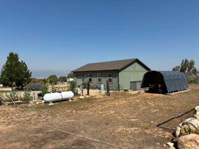 1040 Sq. Ft. Wood Working Ship with 10' ceilings and abundant lighting.  300 gallon propane tank and generator included