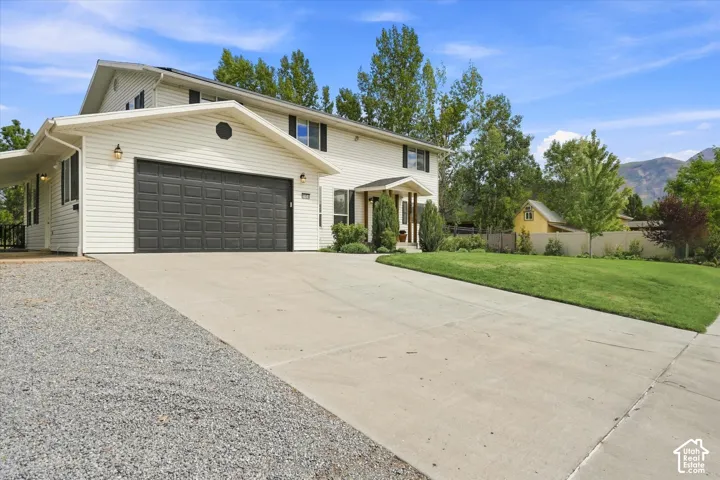 Extra parking here at the left of the home