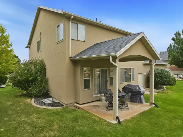 Ground-level covered patio with a concrete surface