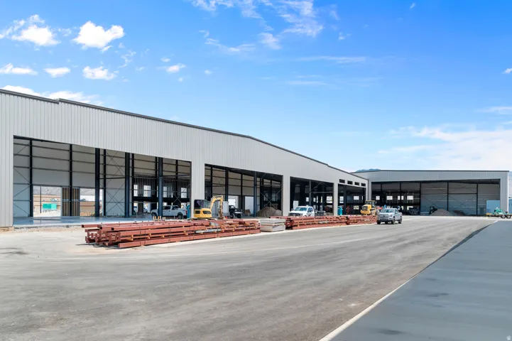 Steel-frame construction with multiple large bays