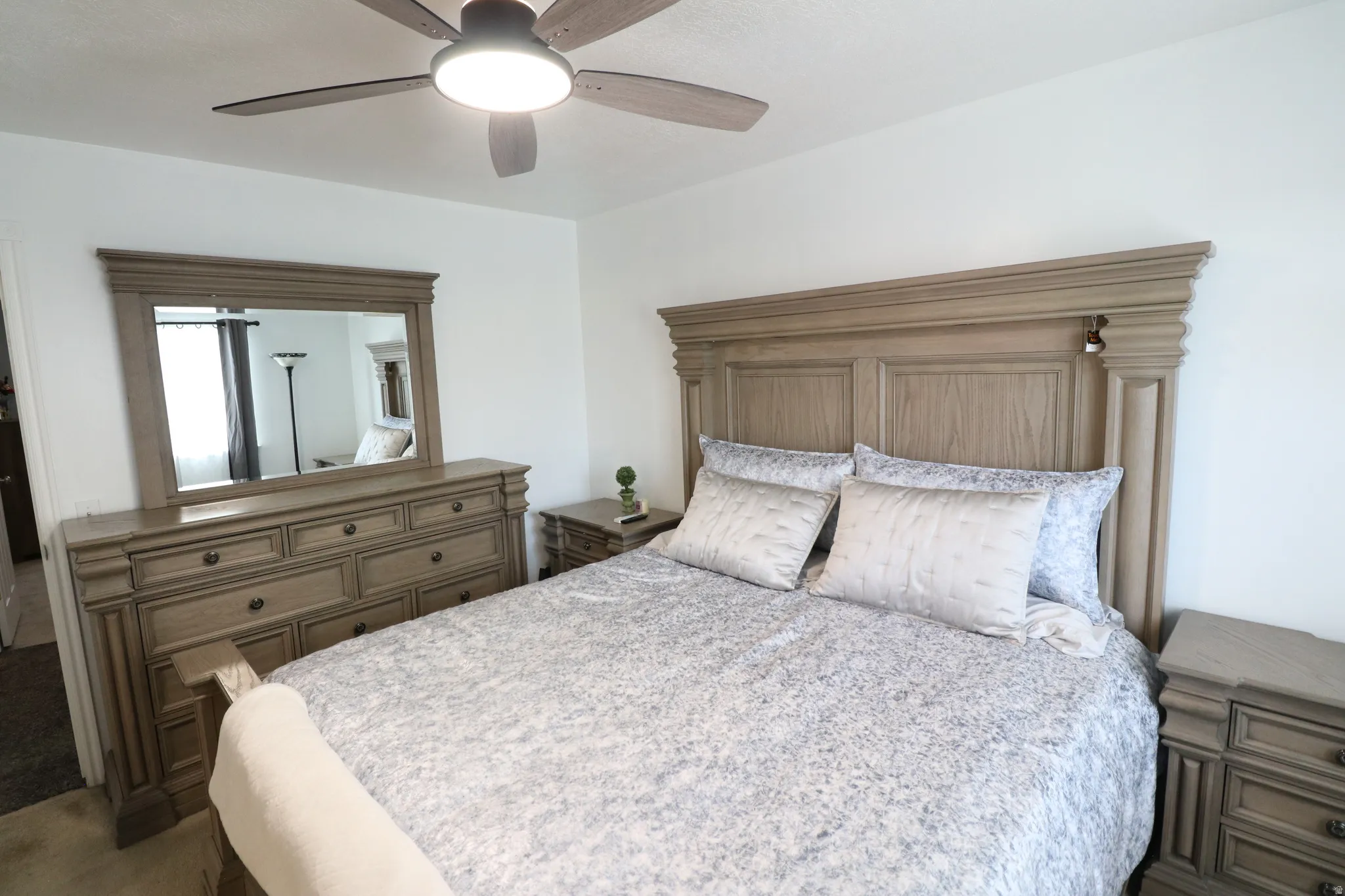 Ceiling fan with integrated lighting