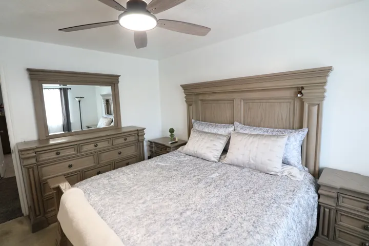Ceiling fan with integrated lighting