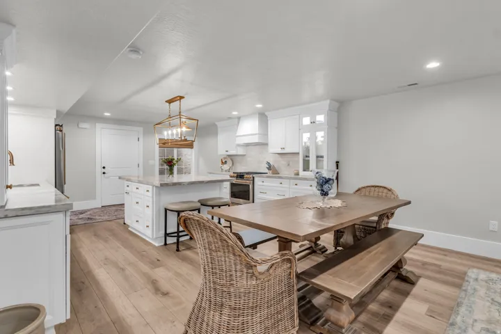Basement Open-concept kitchen and dining