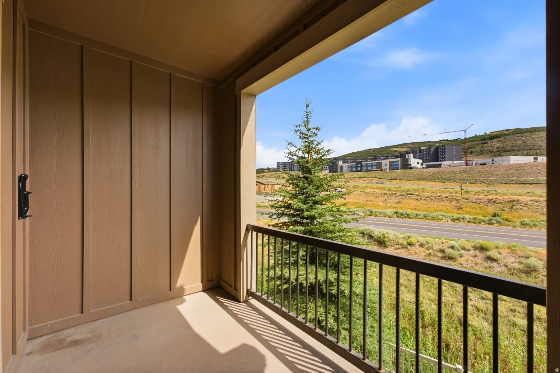 Private balcony featuring a metal railing and concrete flooring