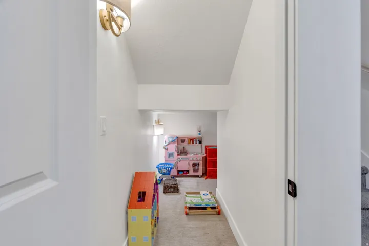 Recessed ceiling, neutral wall color, wall-mounted sconce, light-colored carpeting, white trim