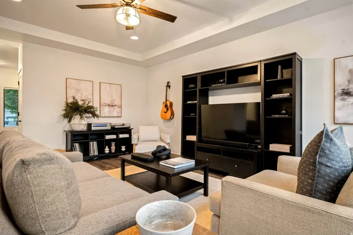 Tray ceiling with a ceiling fan and recessed lighting