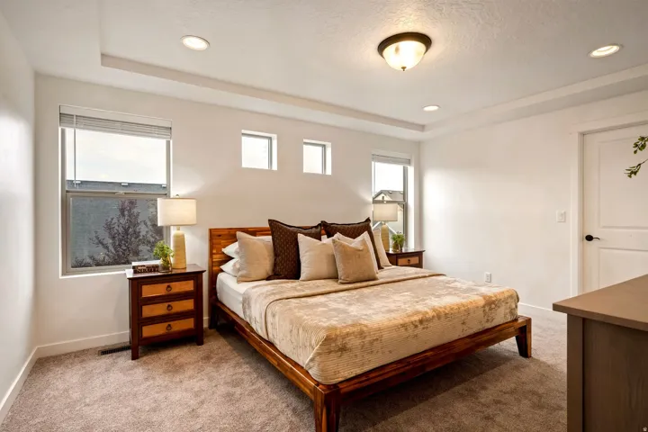 Tray ceiling with recessed lighting