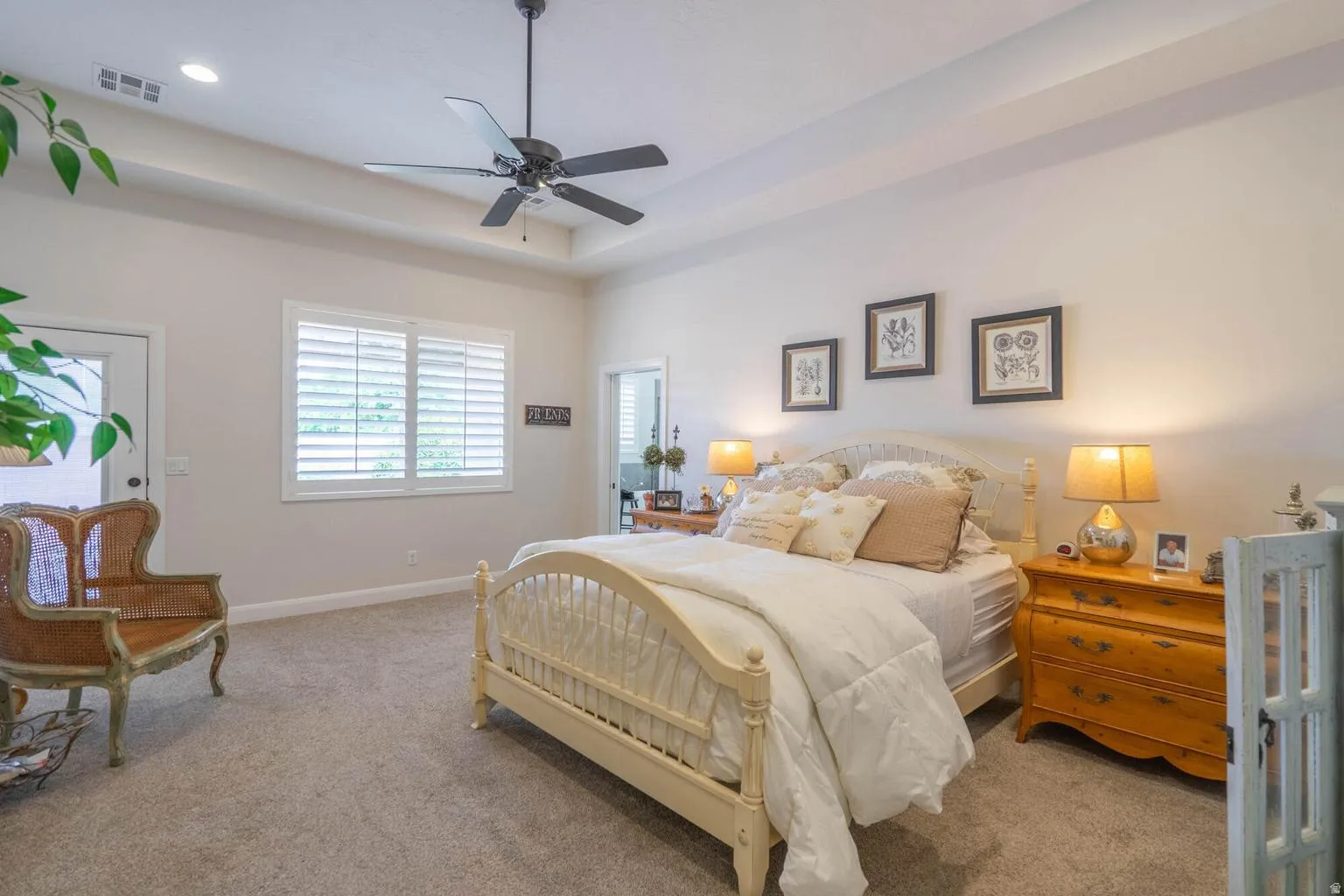Tray ceiling with recessed lighting and a ceiling fan