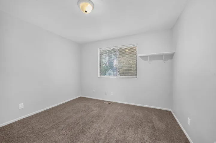 Neutral wall paint with contrasting trim
