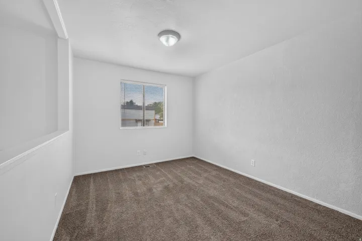 Neutral wall finishes