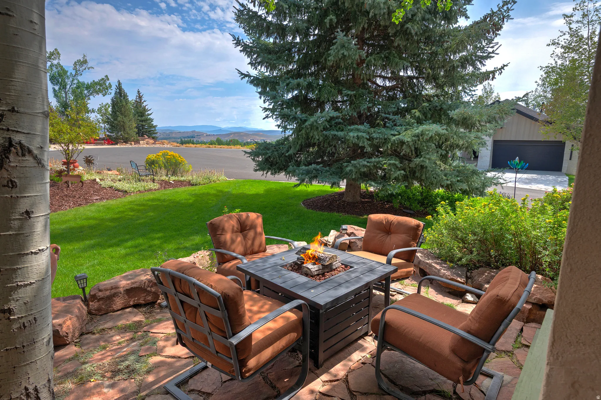 Front Patio to the Cul-de-Sac