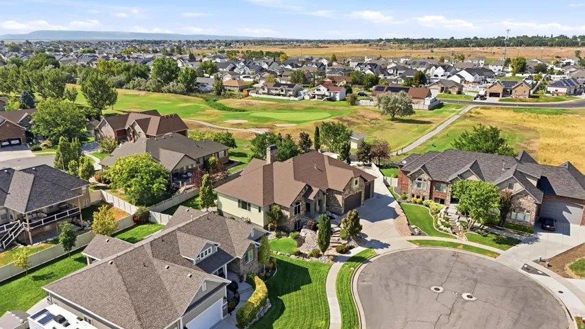 Residential neighborhood with varied architectural styles, featuring cul-de-sac streets and golf course landscaping