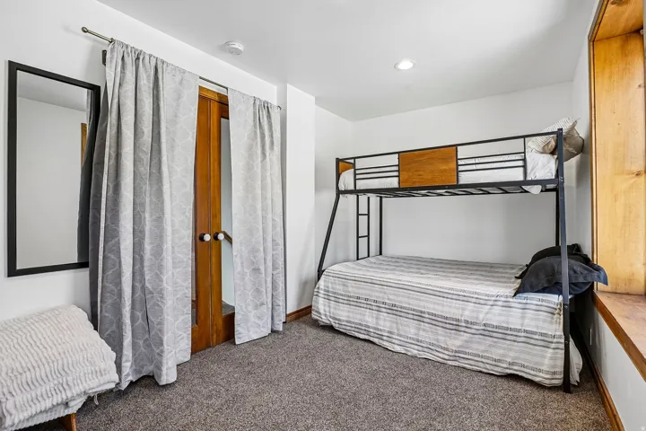 Wall-to-wall carpeting and recessed lighting