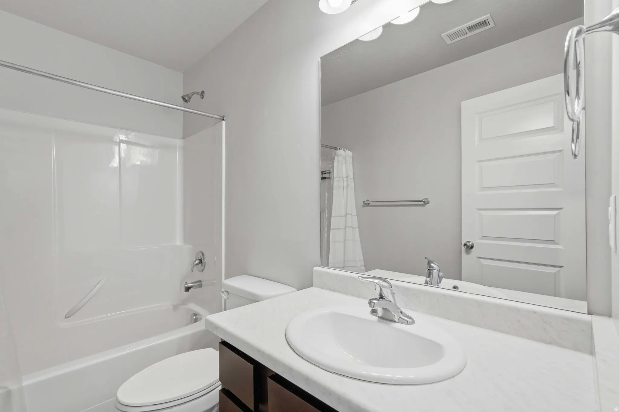 Upstairs Full Bathroom