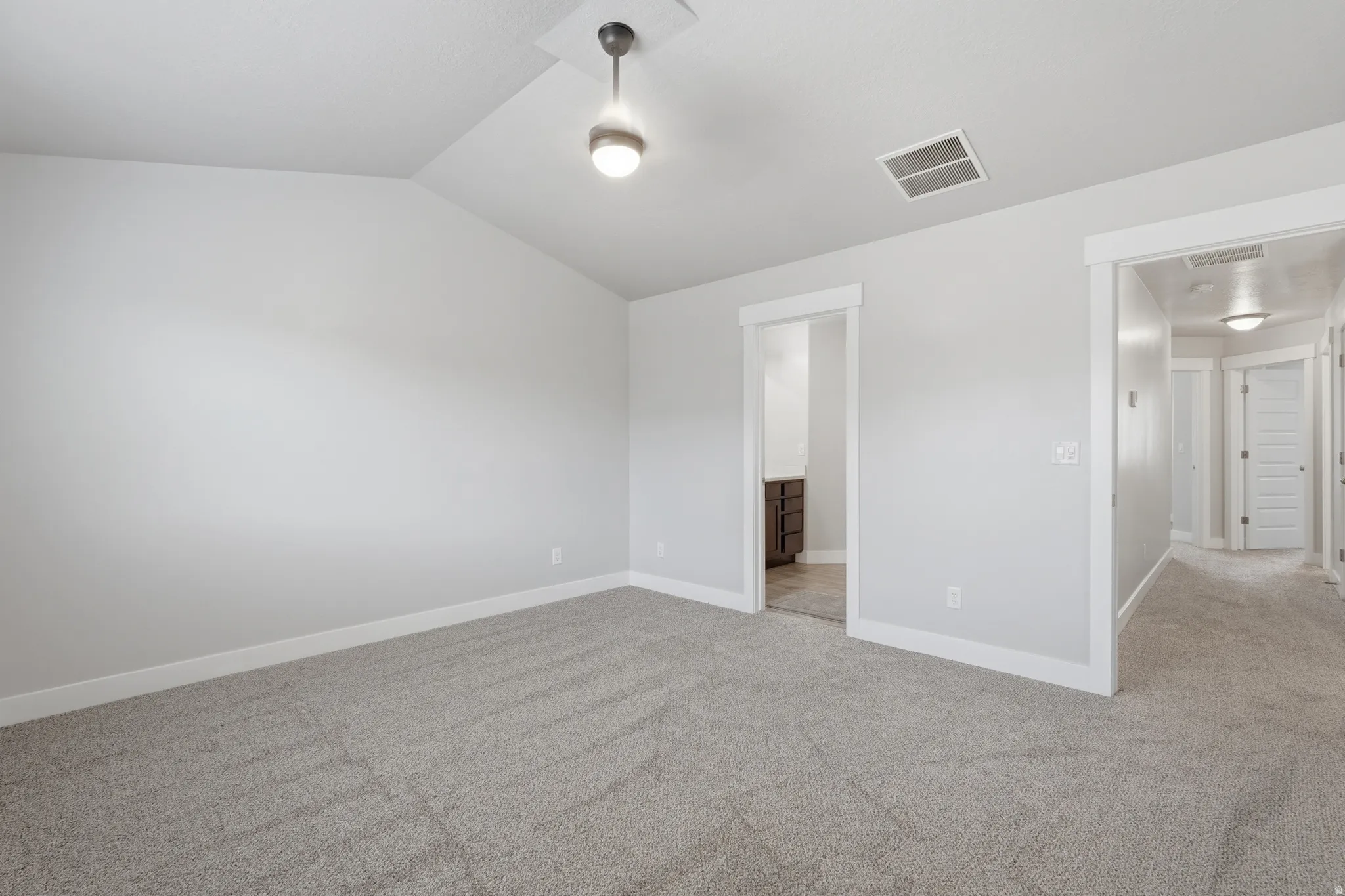 Master Bedroom w/ en suite Full Bathroom