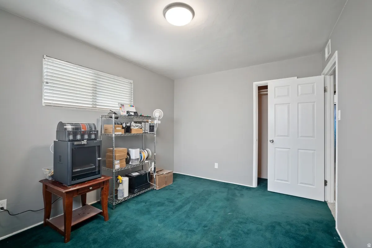 Recessed window with horizontal blinds