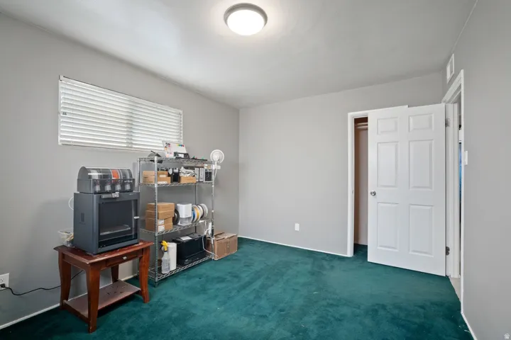 Recessed window with horizontal blinds