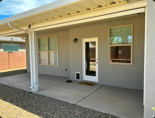 Covered patio featuring a concrete slab and gravel landscaping