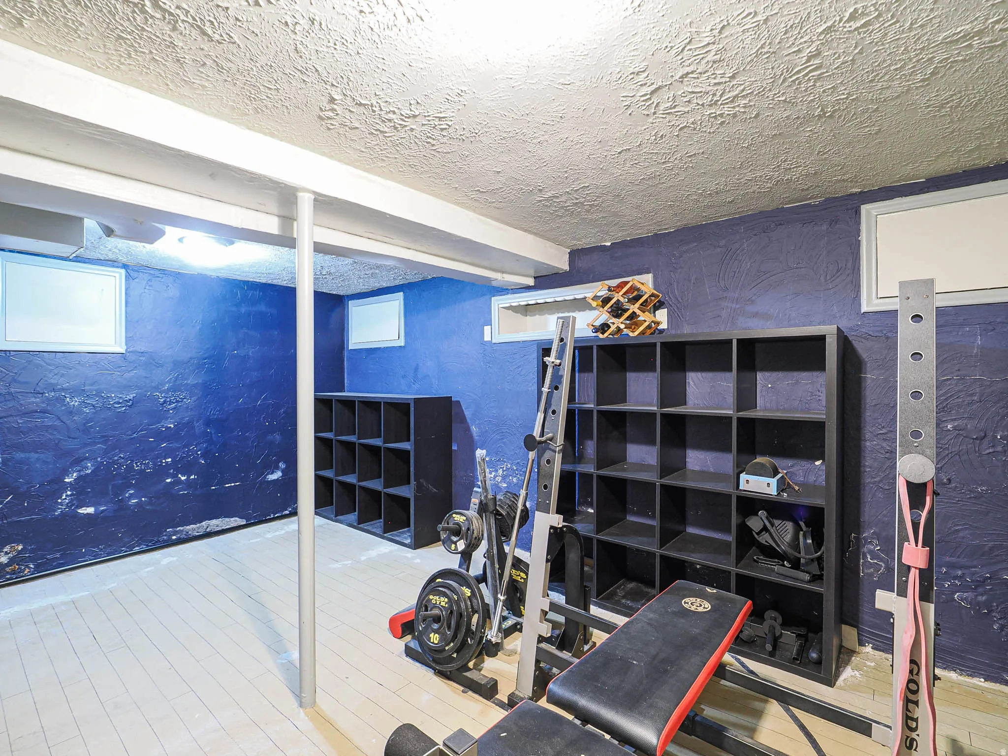 Flex room with 6 ft. plus headroom