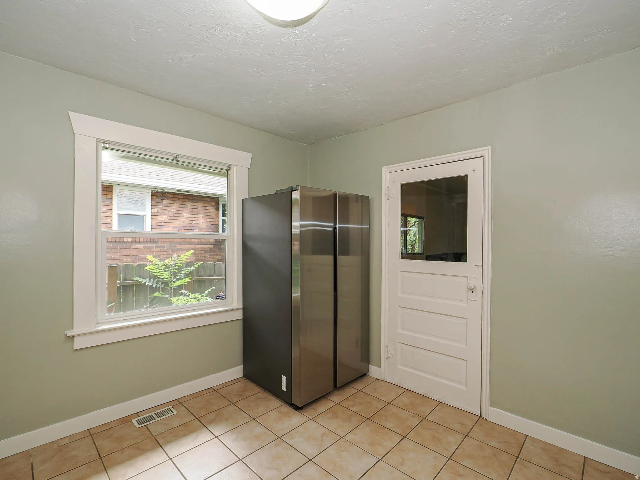 door to laundry / utility room