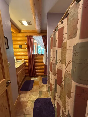 Log wall construction with exposed ceiling beams