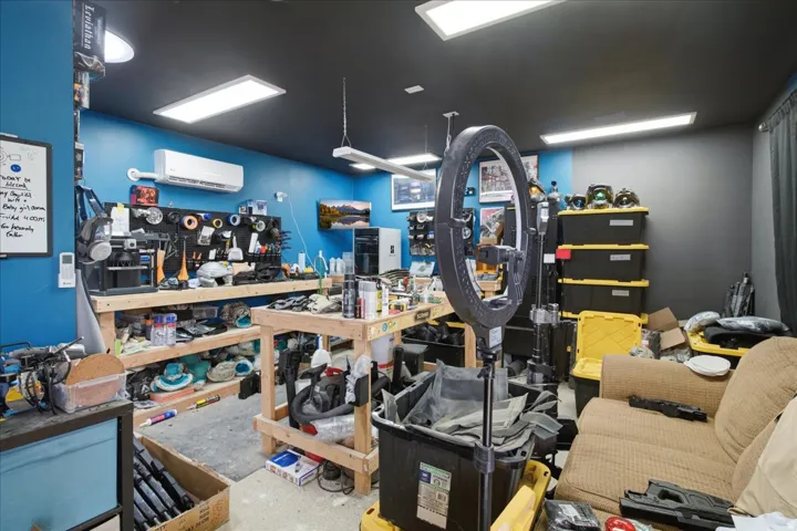 Out building/workshop - has AC-Heat-electricity