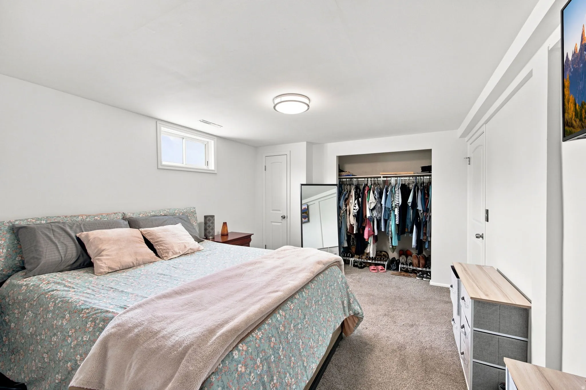 Recessed window, ceiling-mounted light fixture, and plush carpet flooring