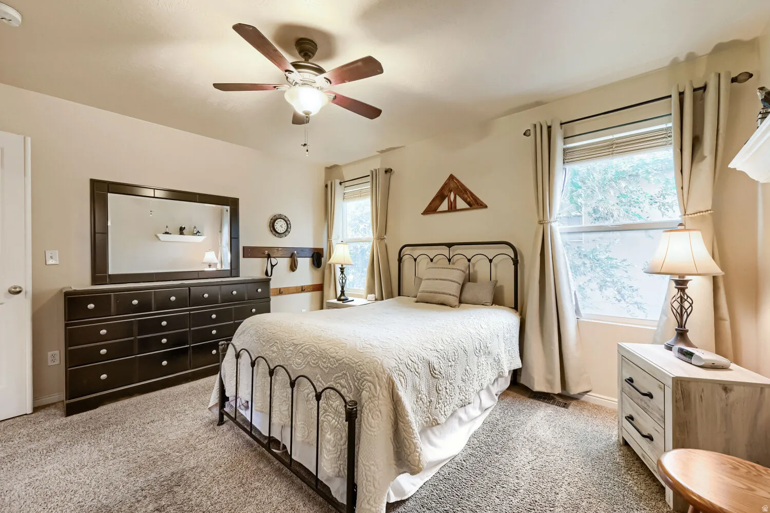 Recessed lighting, ceiling fan with integrated lighting, carpeted flooring, and window treatments