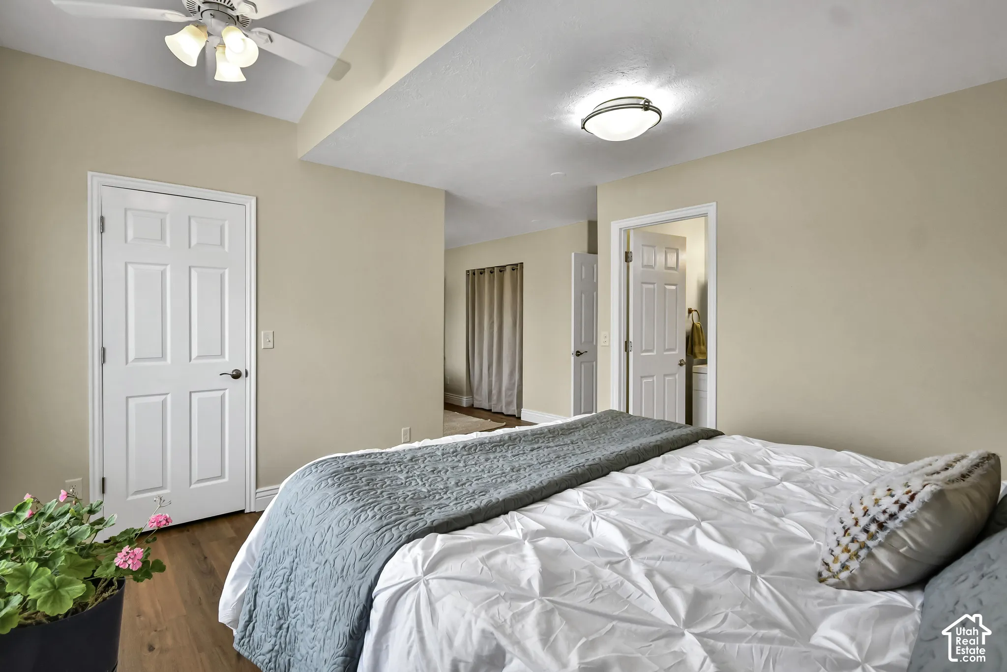 Vaulted ceiling with a ceiling fan