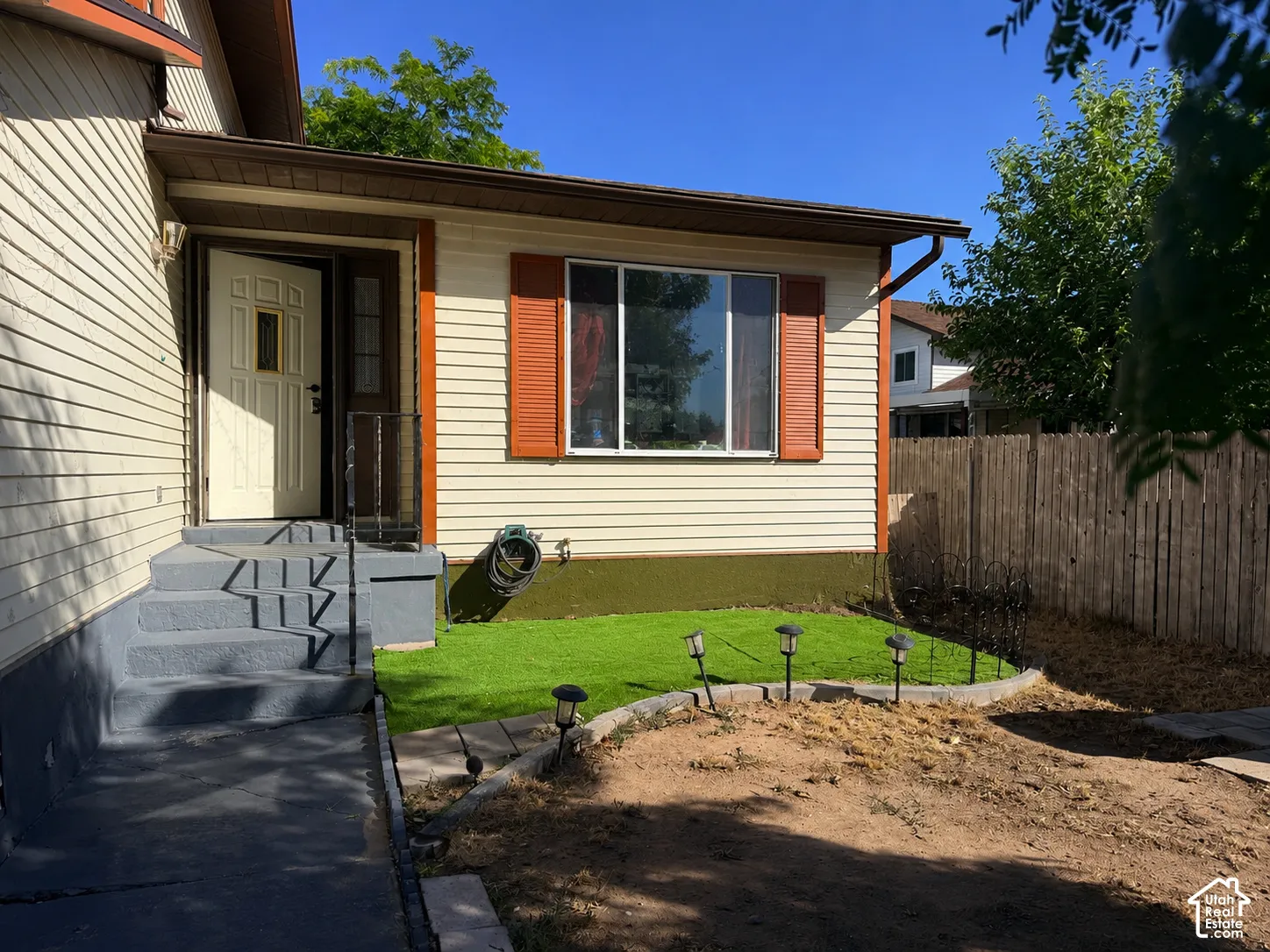 Neutral-toned siding with contrasting brown trim