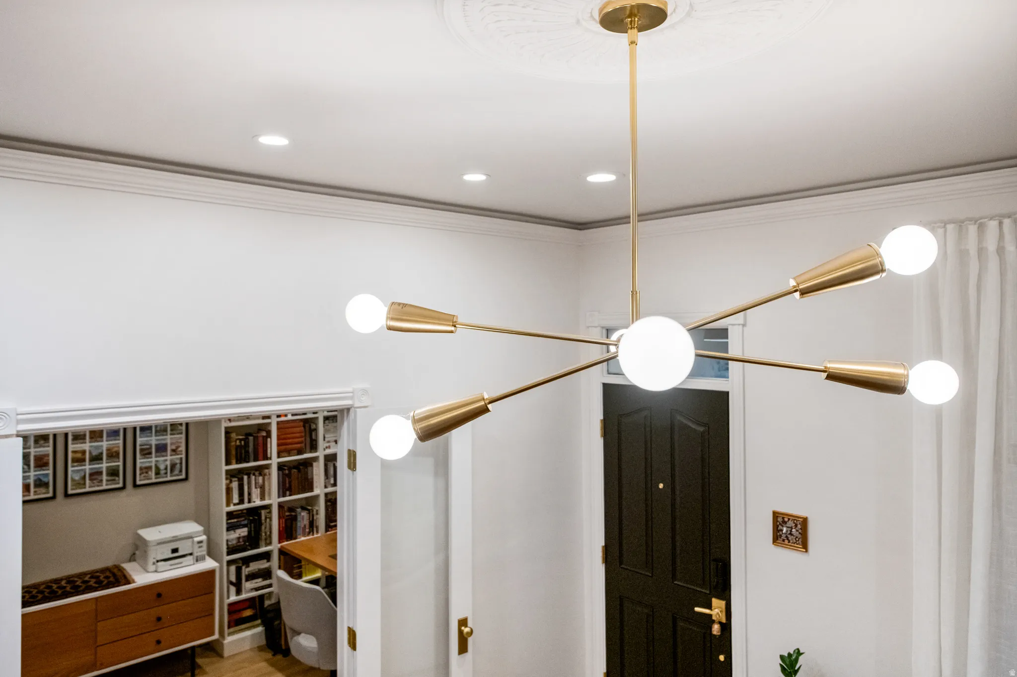 Recessed lighting with a decorative ceiling medallion