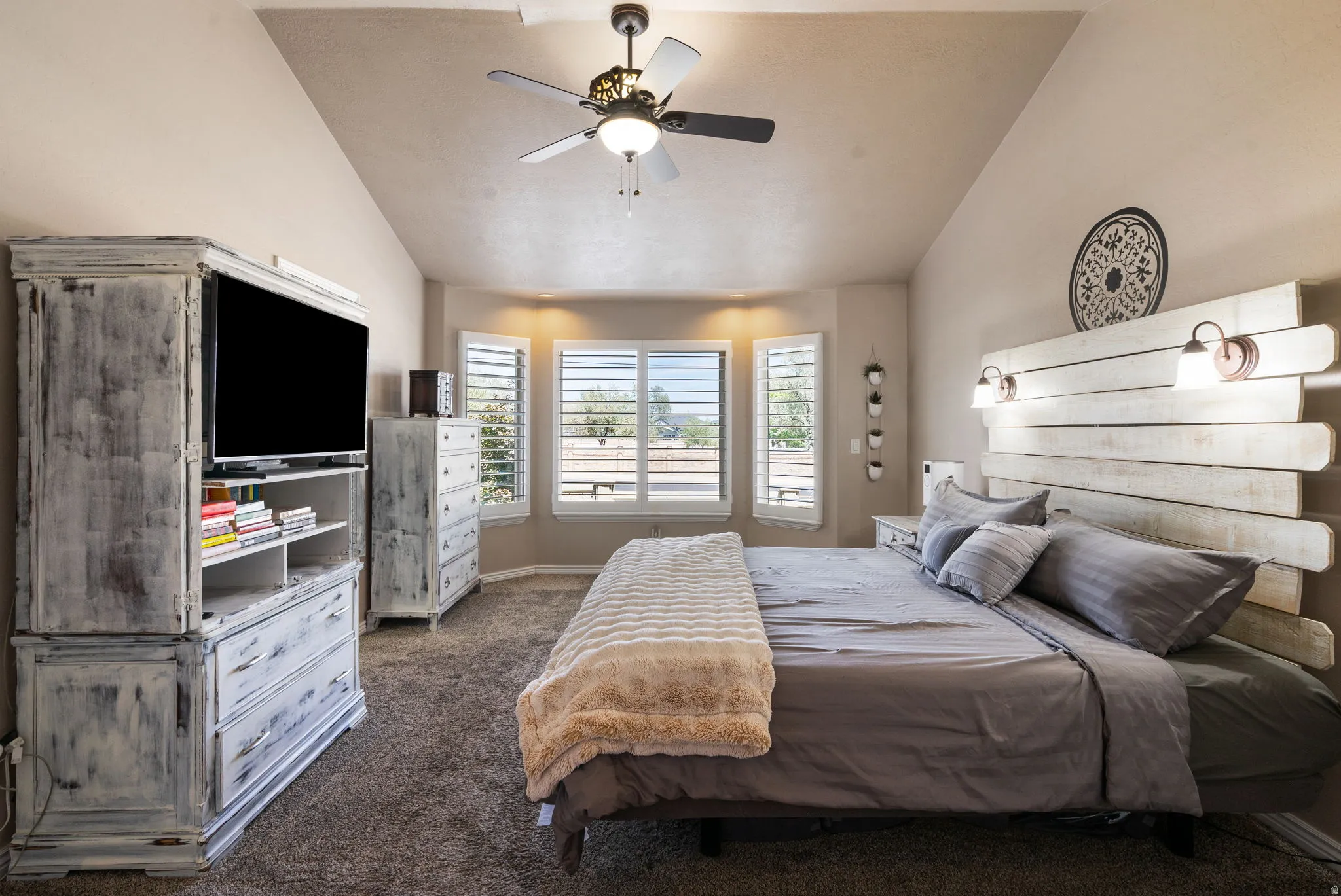 Tray ceiling with a ceiling fan and integrated lighting