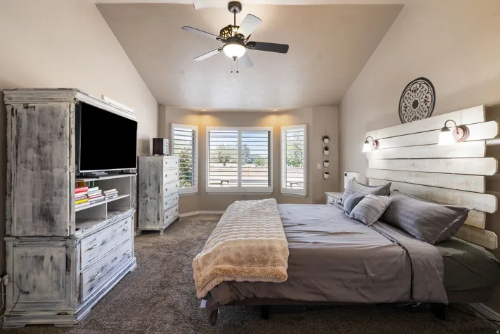 Tray ceiling with a ceiling fan and integrated lighting