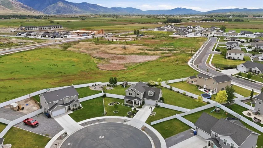Cul-de-sac location with established homes, paved roads, and mountain scenery