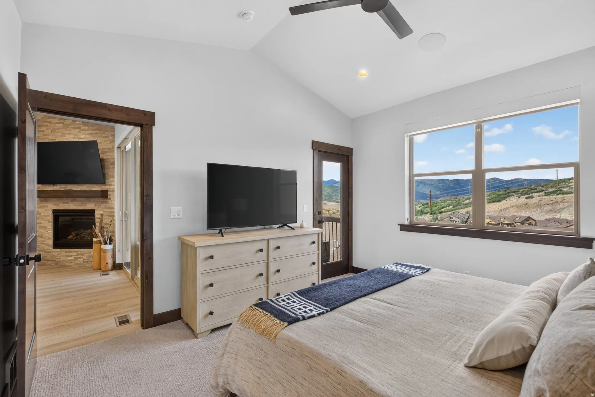 Vaulted ceiling with recessed lighting and ceiling fan